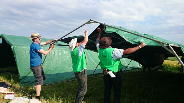 Les monteurs de tentes sur le bivouac