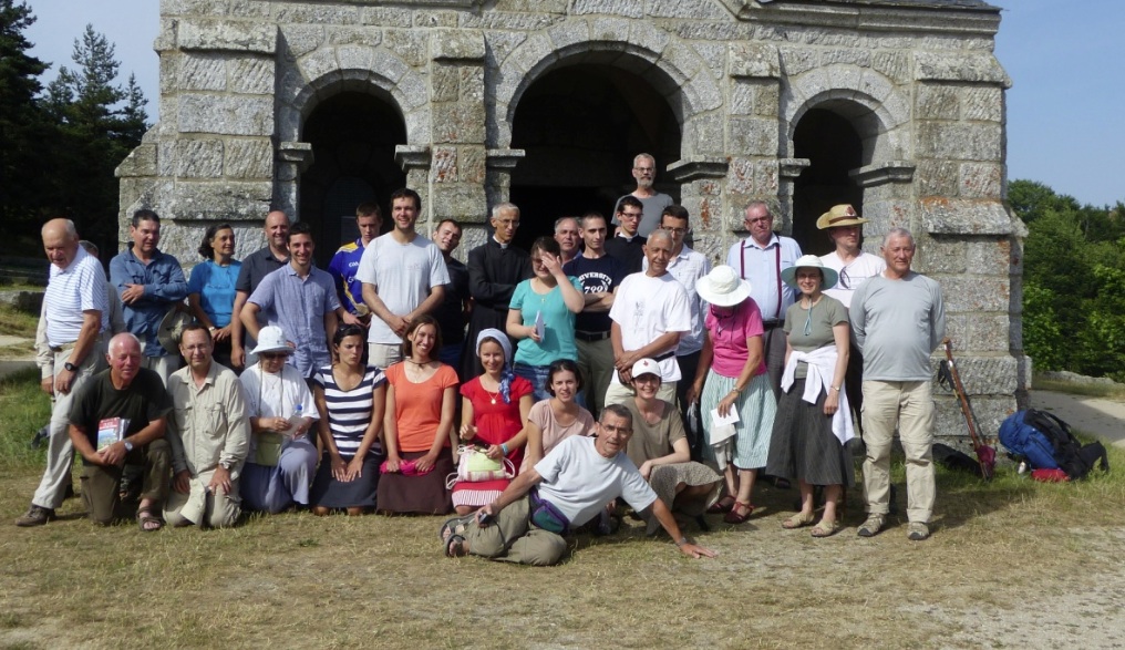 13 Le groupe des pèlerins de Tradition à la Chapelle Saint Roch 2015
