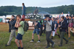 Les porteur de Croix au départ du bivouac