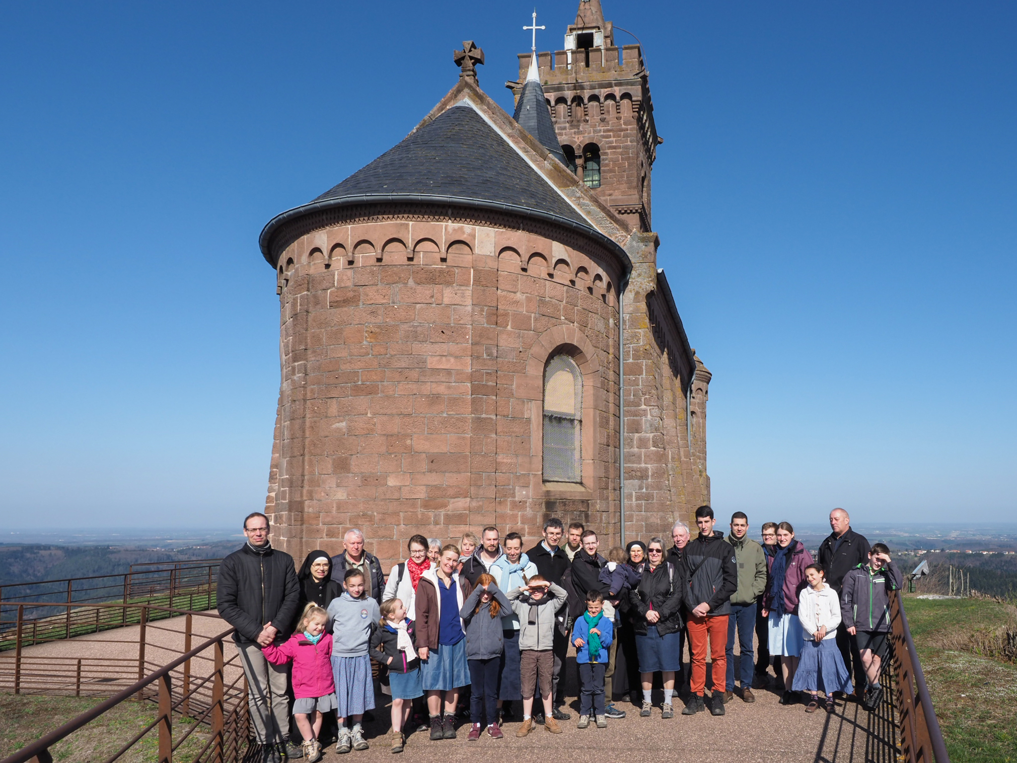 Photos de groupe derrière la chapelle St Léon