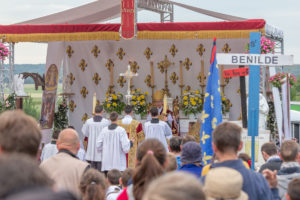 Lire la suite à propos de l’article Pèlerinage de Pentecôte 2019 : la messe pontificale de la Pentecôte