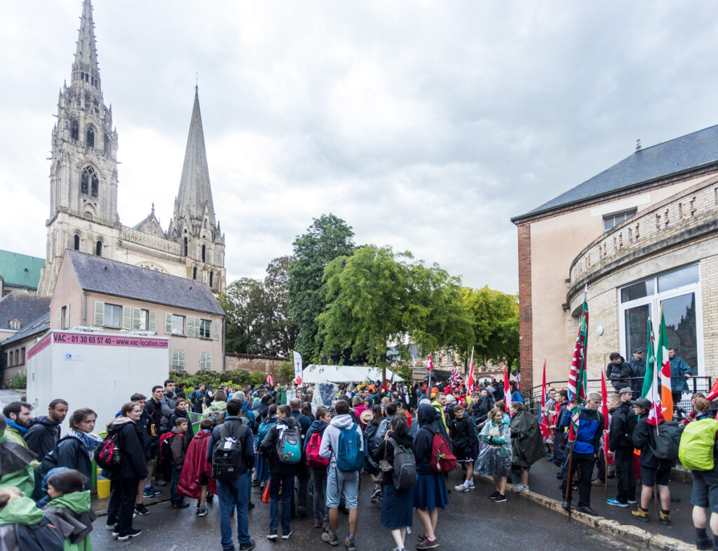 La foule attend devant l'accueil à Chartres
