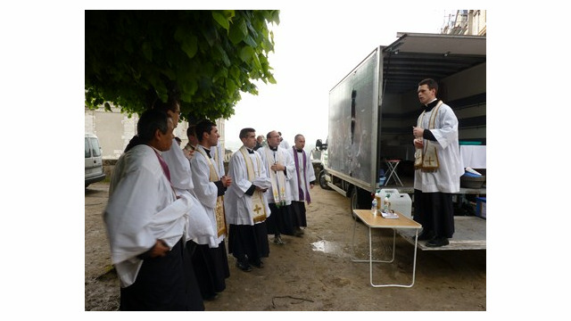 Organisation des prêtres pour la communion