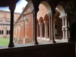 Cloître de l'abbaye de Chiavalle della Colomba et ses colonnes nouées