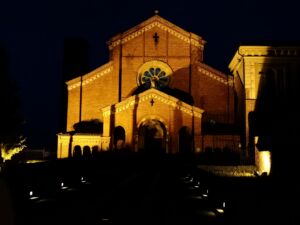 Cloître de l'abbaye de Chiavalle della Colomba, fille de Clairvaux, au soir